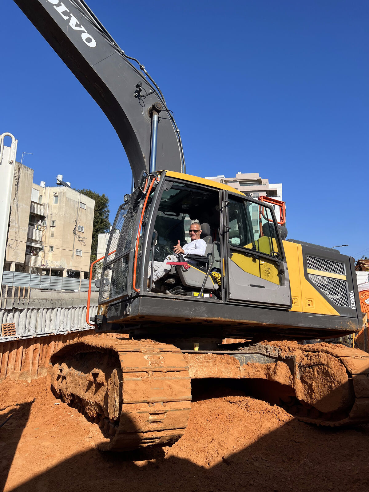שרון נרקיס בעבודה על באגר וולוו